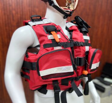 Multiple storage bags Rapids life jacket multiple front attachment points